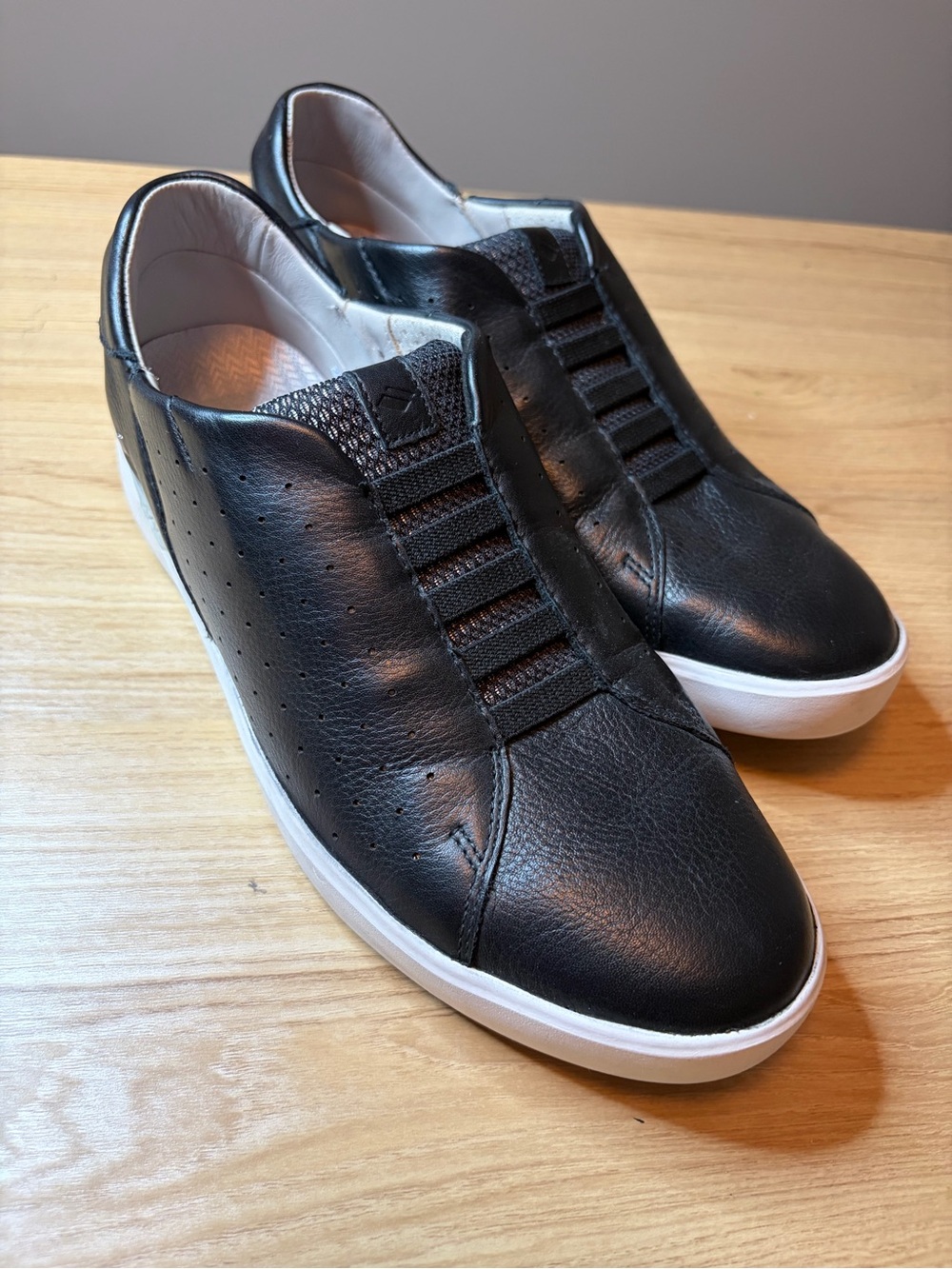 Kizik Black Leather Slip-On Sneakers Mens 7.5 Women 9M Comfortable Casual